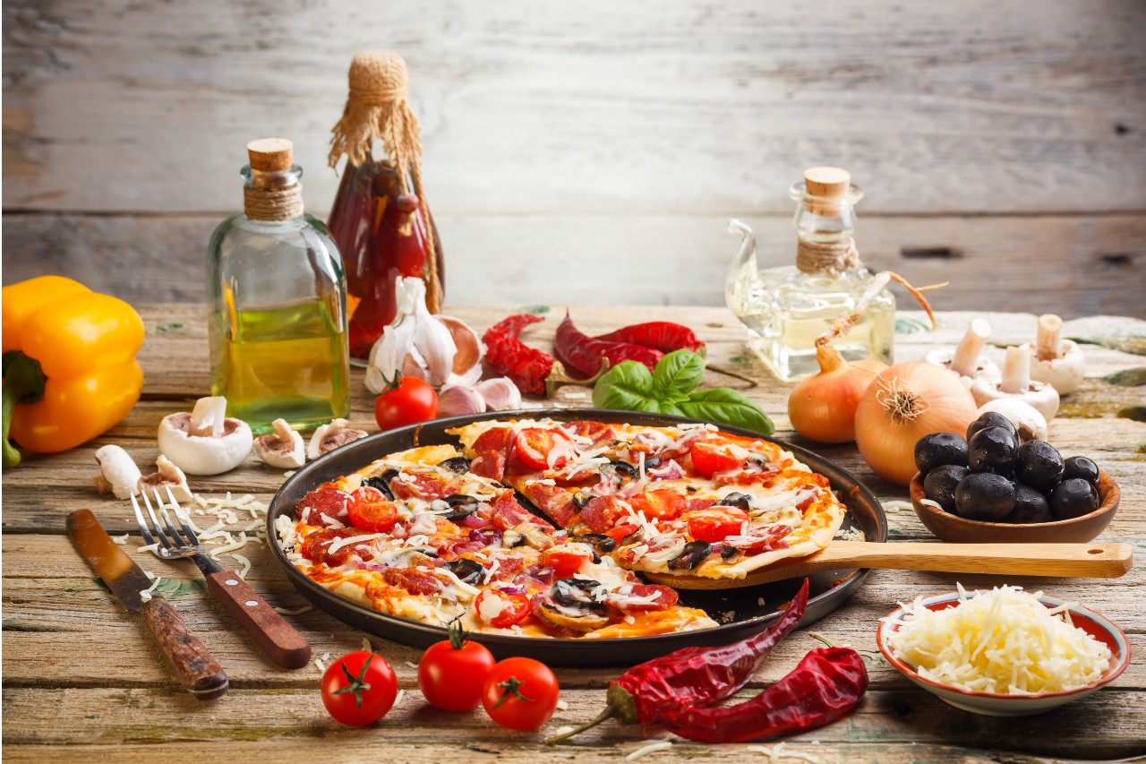 Veganer Pizzateig frisch ausgerollt