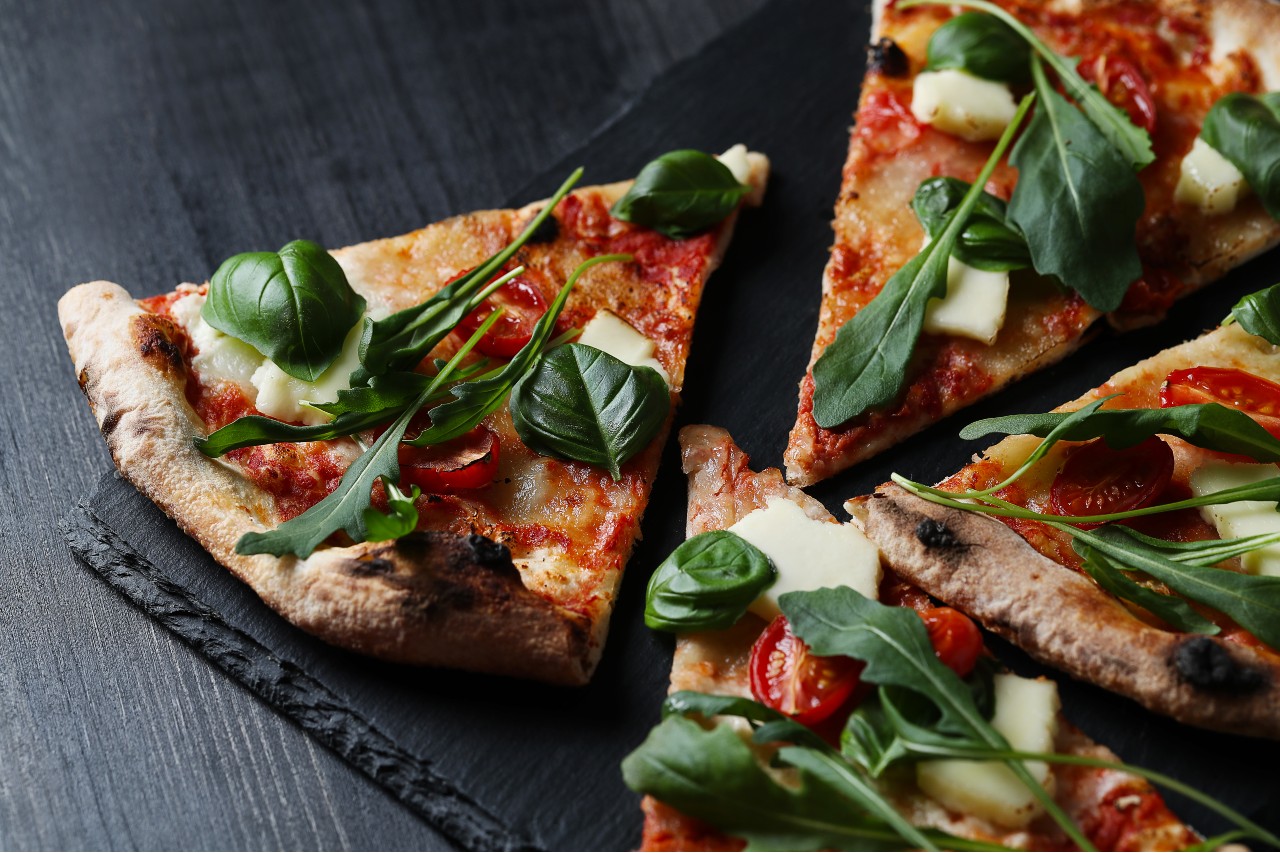 Pizza Margherita mit Tomatensoße und Käse