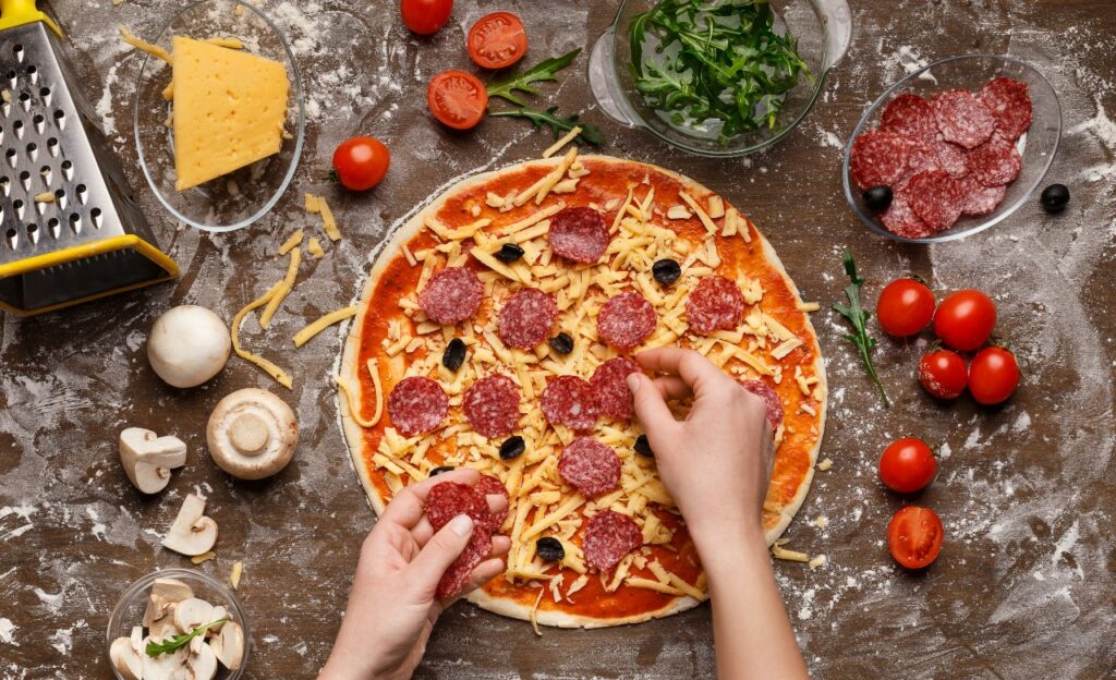 Holzofen Pizzeria Gelsenkirchen: Pizza wird frisch belegt