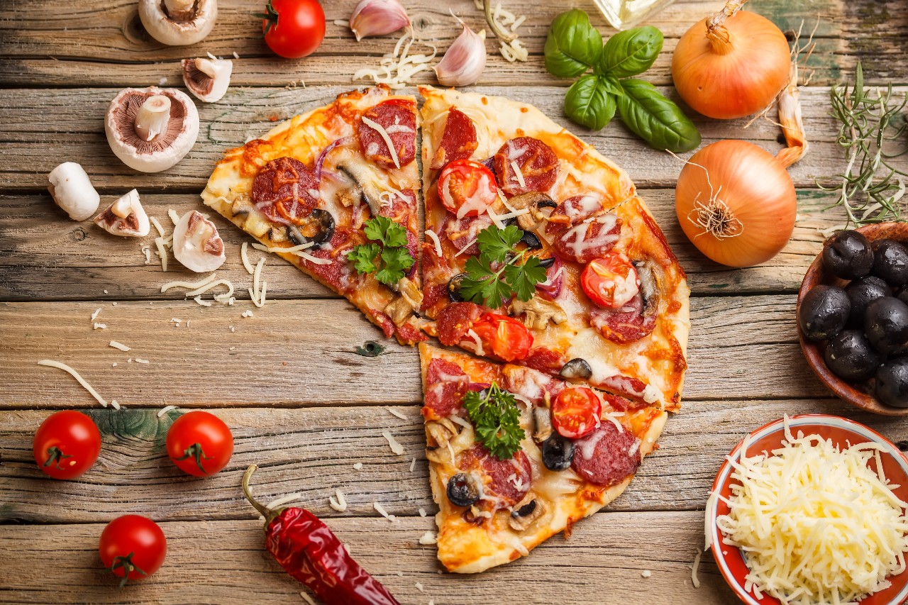 Pizza für die Party mit verschiedenen Belägen